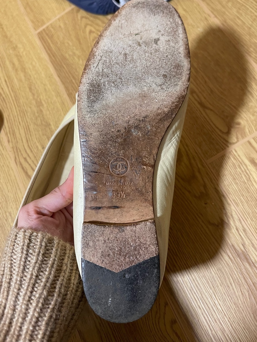 CHANEL Cream Leather Ballet Flats with Red Cap Toe - Picture 4 of 8